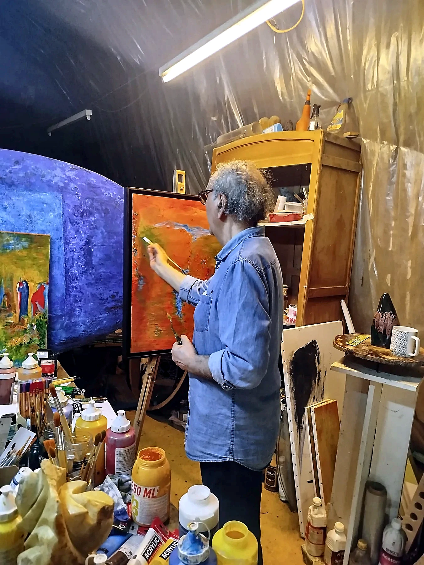 Alberto Von Fach travaillant dans son atelier — photographie 01