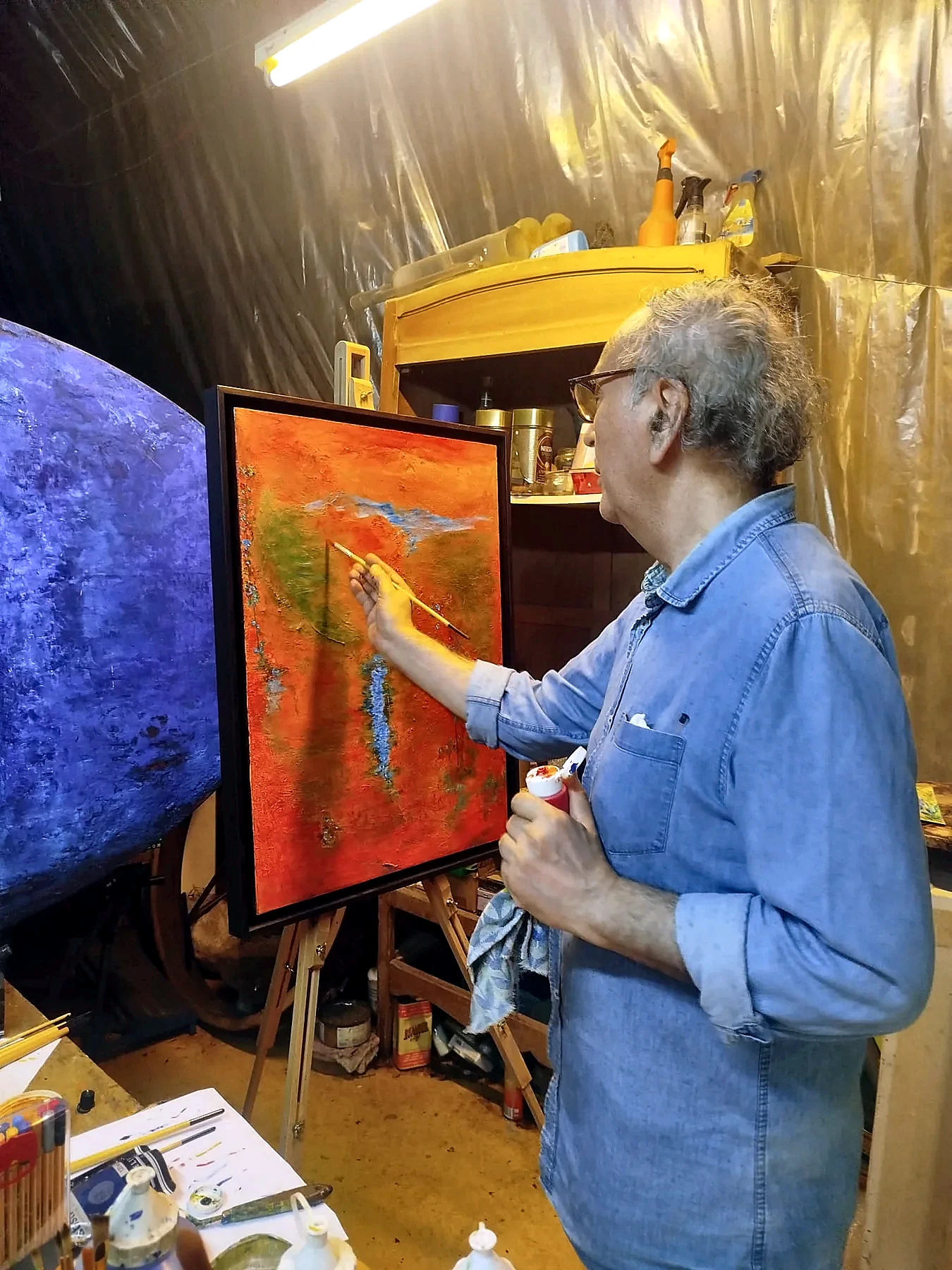 Alberto Von Fach travaillant dans son atelier — photographie 09