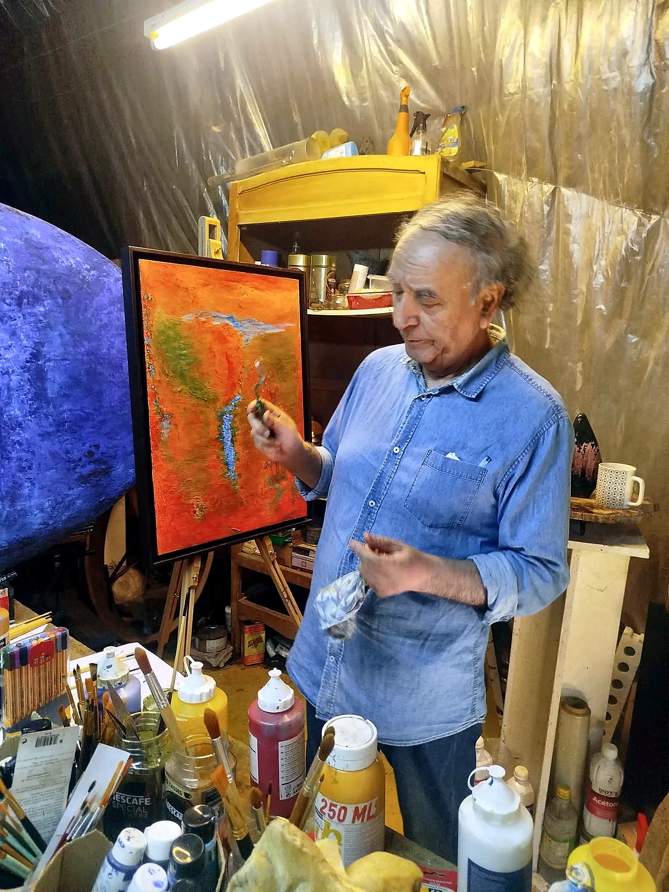 Alberto Von Fach travaillant dans son atelier — photographie 11