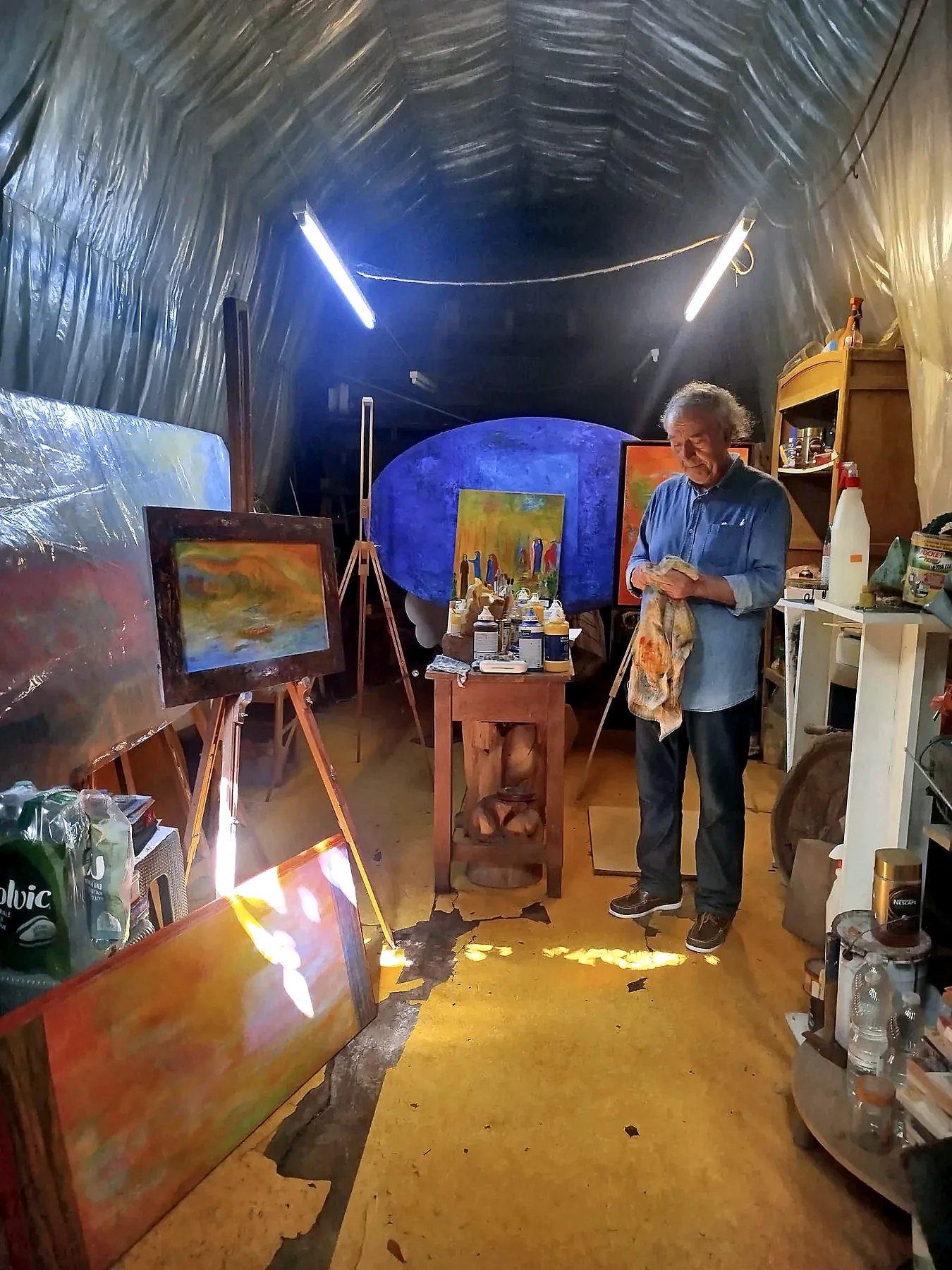 Alberto Von Fach travaillant dans son atelier — photographie 14