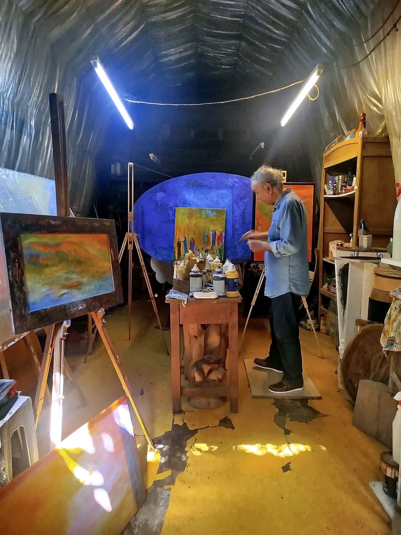 Alberto Von Fach travaillant dans son atelier — photographie 15